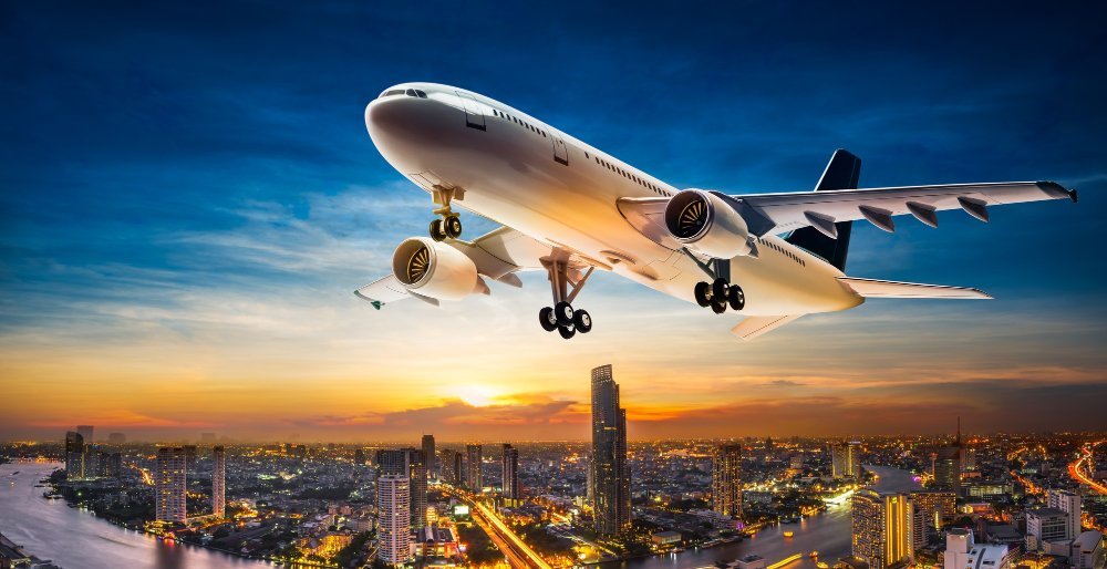 Avion au décollage au coucher du soleil