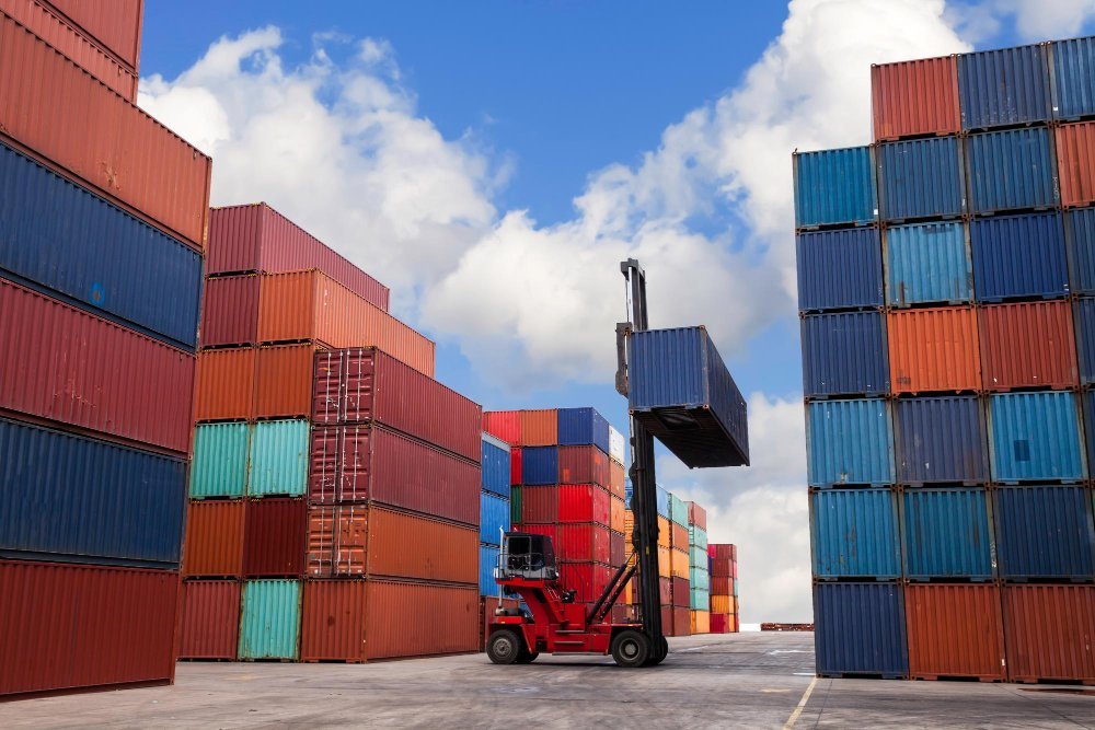 Conteneurs empilés dans un port