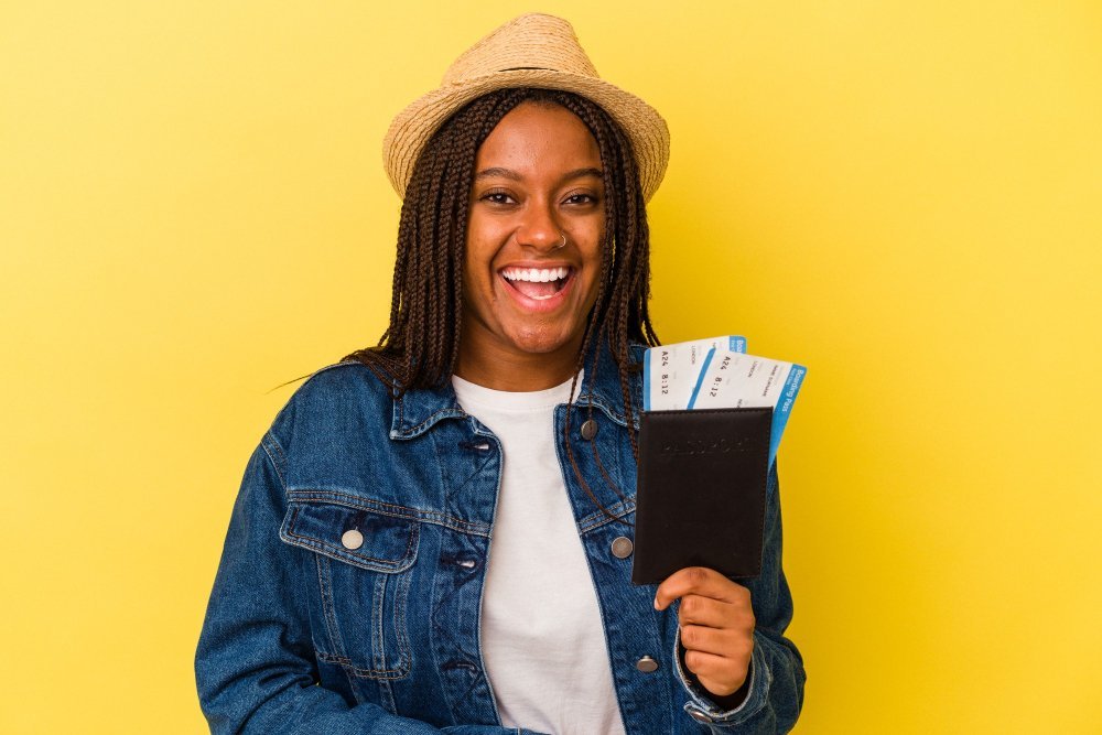 Voyageuse souriante avec son passeport