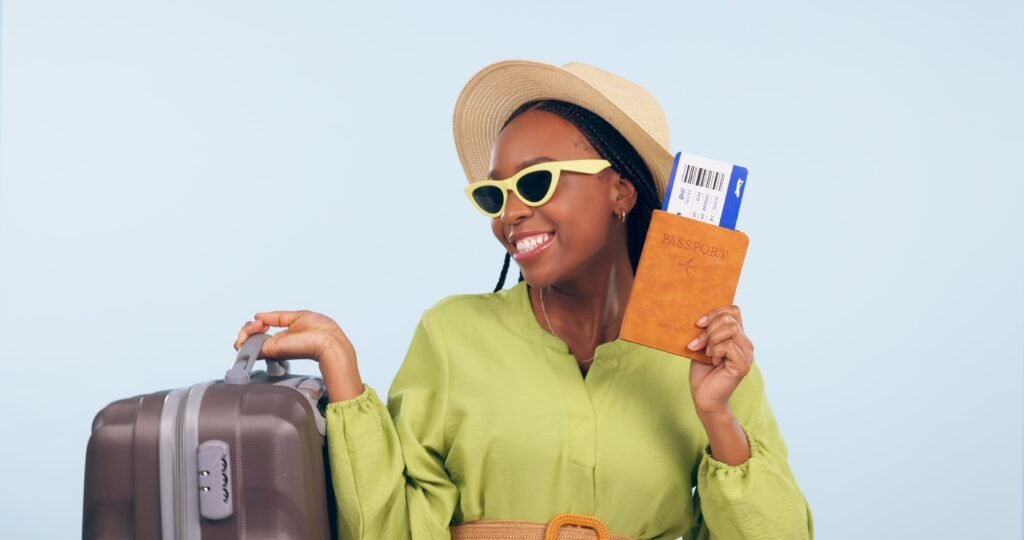 Voyageuse avec passeport, billet et valise