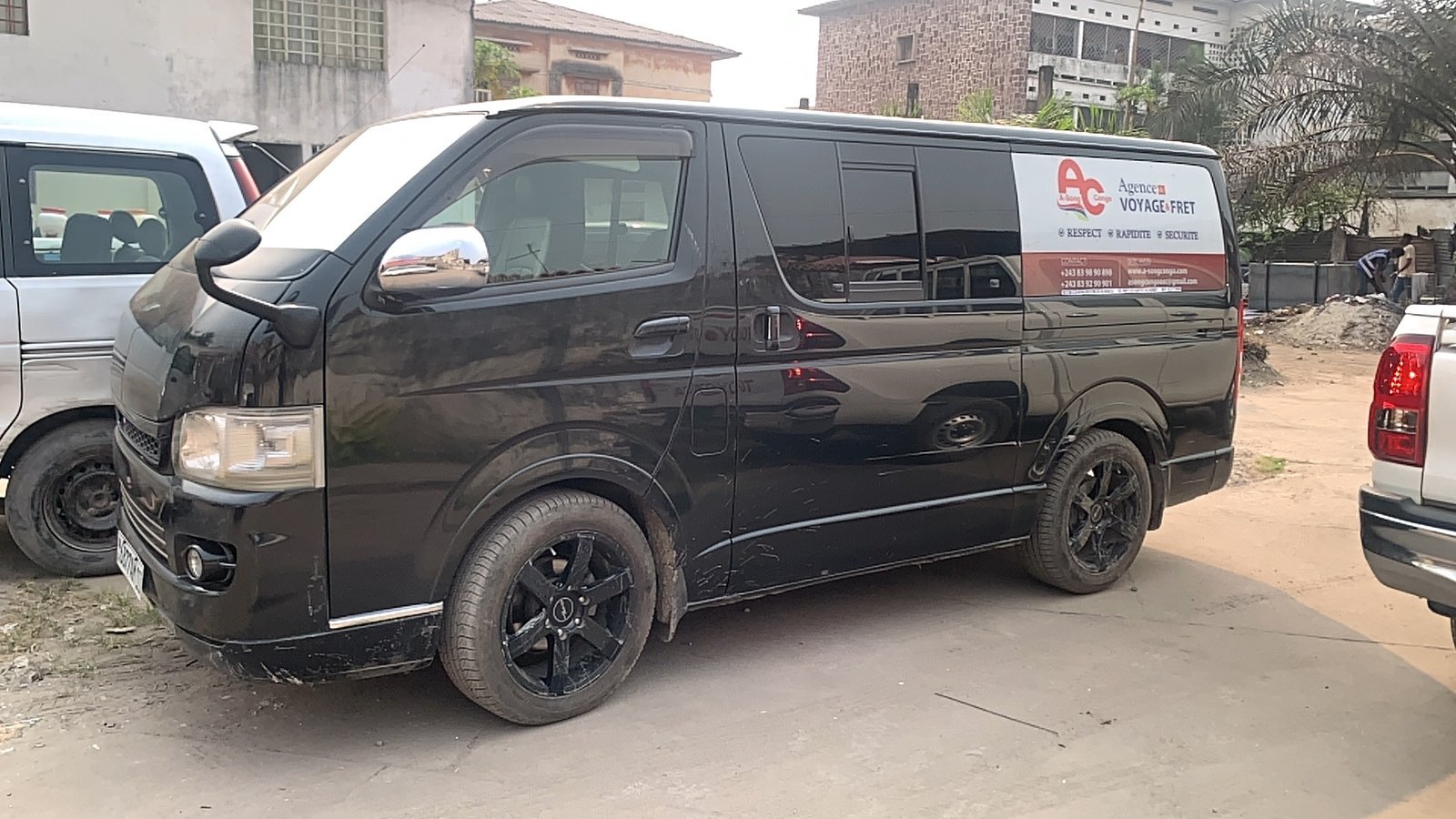 Minibus noir de la flotte A-Song Congo